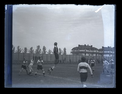 Fază dintr-un meci de fotbal dintre Tricolor C.F.P.V. și F.C. Sportul Studențesc pe Stadionul O.N.E.F.