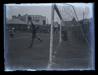 Fază la poartă într-un meci de fotbal dintre Tricolor C.F.P.V. și F.C. Sportul Studențesc pe Stadionul O.N.E.F.