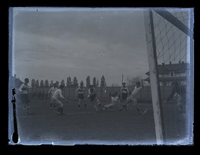 Fază dintr-un meci de fotbal dintre Tricolor C.F.P.V. și F.C. Sportul Studențesc pe Stadionul O.N.E.F.