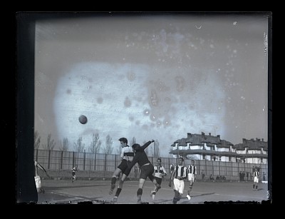 Fază dintr-un meci de fotbal F.C. Sportul Studențesc și F.C. Rapid pe Stadionul Unirea