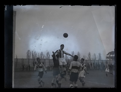 Fază dintr-un meci de fotbal F.C. Sportul Studențesc și F.C. Rapid pe Stadionul Unirea