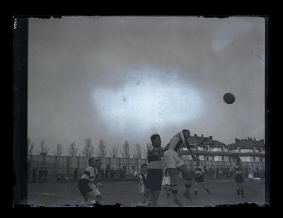Fază dintr-un meci de fotbal F.C. Sportul Studențesc și F.C. Rapid pe Stadionul Unirea