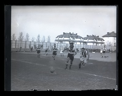 Fază dintr-un meci de fotbal F.C. Sportul Studențesc și F.C. Rapid pe Stadionul Unirea