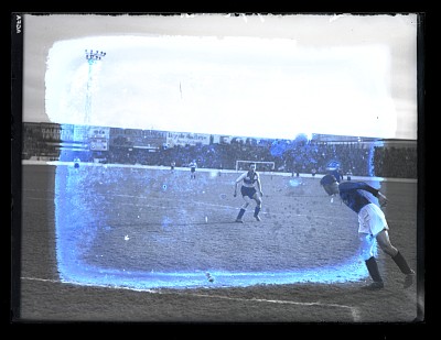 Fază dintr-un meci de fotbal între Venus București și F.C. Sportul Studențesc pe Stadionul Venus