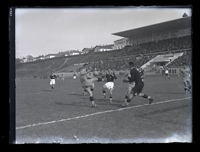 Fază din timpul unui meci de fotbal din cadrul Cupei Carol al II-lea pe Stadionul O.N.E.F.
