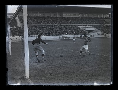 Fază din timpul unui meci de fotbal din cadrul Cupei Carol al II-lea pe Stadionul O.N.E.F.