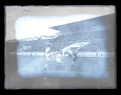 Fază din timpul unui meci de fotbal din cadrul Cupei Carol al II-lea pe Stadionul O.N.E.F.