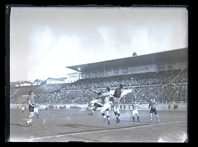 Fază din timpul unui meci de fotbal din cadrul Cupei Carol al II-lea pe Stadionul O.N.E.F.