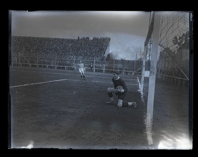 Portarul Petre Rădulescu apără mingea într-un meci de fotbal pe Stadionul Unirea