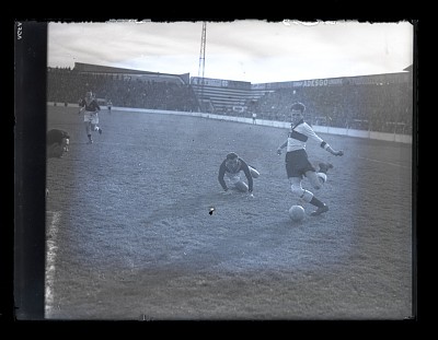 Fază dintr-un meci de fotbal între Venus București și F.C. Sportul Studențesc pe Stadionul Venus