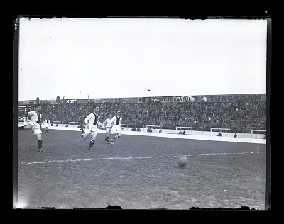 Fază dintr-un meci de fotbal pe Stadionul Venus