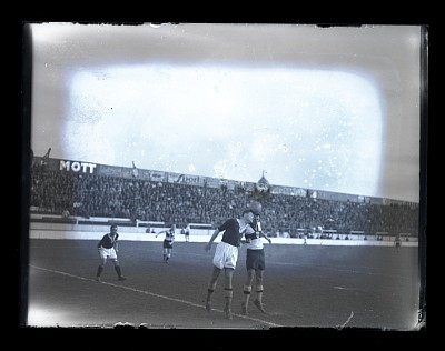 Fază dintr-un meci de fotbal între Venus București și F.C. Sportul Studențesc pe Stadionul Venus