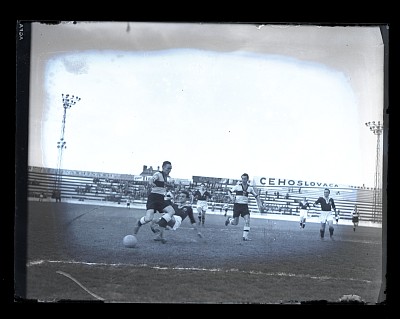 Fază dintr-un meci de fotbal între Venus București și F.C. Sportul Studențesc pe Stadionul Venus