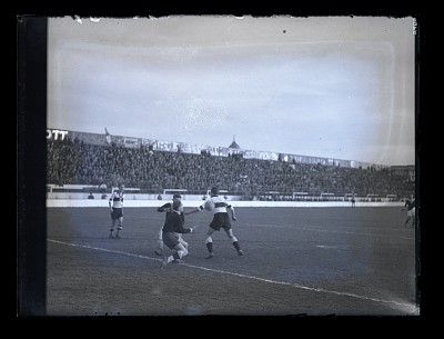 Fază dintr-un meci de fotbal între Venus București și F.C. Sportul Studențesc pe Stadionul Venus