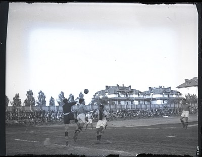 Fază dintr-un meci de fotbal amical între Venus București și F.C. Rapid pe Stadionul Unirea