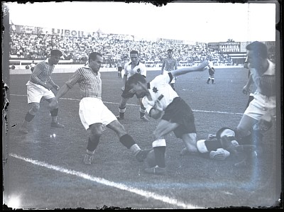 Fază din Cupa României: F.C. Rapid contra F.C. Sportul Studențesc pe Stadionul Venus