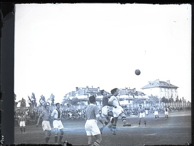 Fază dintr-un meci de fotbal amical între Venus București și F.C. Rapid pe Stadionul Venus