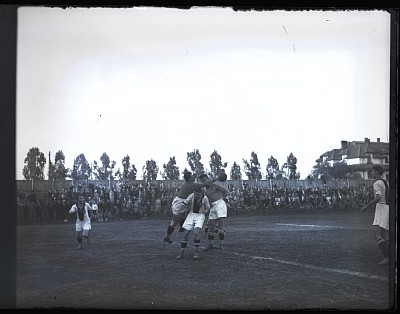 Fază dintr-un meci de fotbal amical între Venus București și F.C. Rapid pe Stadionul Venus