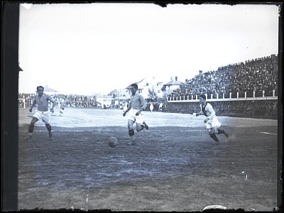 Fază dintr-un meci de fotbal amical între Venus București și F.C. Rapid pe Stadionul Unirea