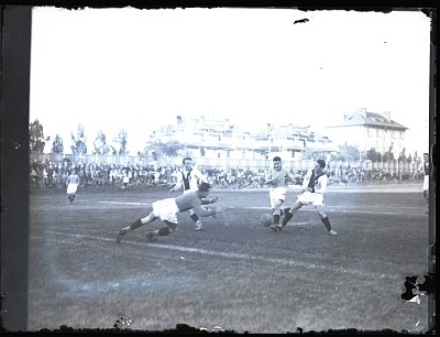 Fază dintr-un meci de fotbal amical între Venus București și F.C. Rapid pe Stadionul Unirea