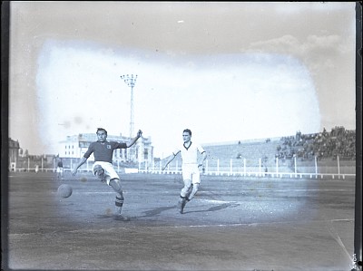 Fază dintr-un meci de fotbal amical între Venus București și F.C. Rapid pe Stadionul A.N.E.F.