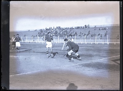 Fază dintr-un meci de fotbal amical între Venus București și F.C. Rapid pe Stadionul A.N.E.F.