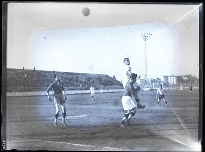 Fază dintr-un meci de fotbal amical între Venus București și F.C. Rapid pe Stadionul A.N.E.F.