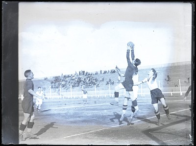 Fază dintr-un meci de fotbal amical între Venus București și F.C. Rapid pe Stadionul A.N.E.F.