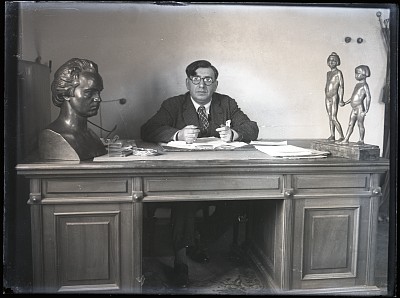 Poetul Ion Minulescu la biroul de lucru