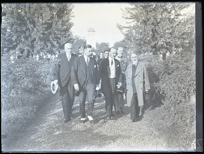 Profesorul francez Francis Lebrun alături de oficiali francezi în Parcul Carol
