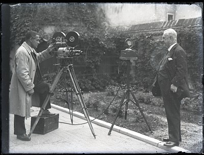 Constantin Argetoianu în timpul unui interviu filmat