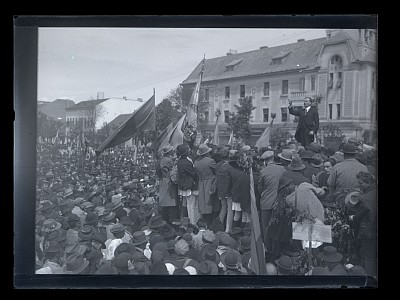 Iuliu Maniu adresându-se maselor