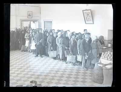 Coadă pentru ajutoare sociale