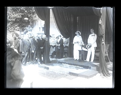 M.S. Regele Carol al II-lea alături de Principesa Elisabeta într-o tribună oficială