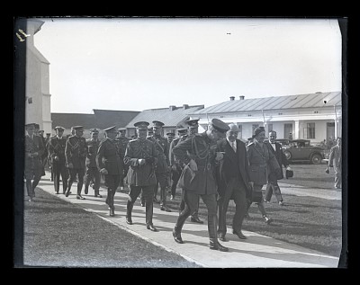 M.S. Regele Carol al II-lea prezent la un eveniment militar alături de generali