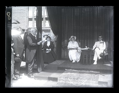 M.S. Regele Carol al II-lea alături de Principesa Elisabeta într-o tribună oficială
