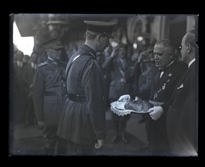 M.S. Regele Carol al II-lea primit cu pâine și sare într-o vizită