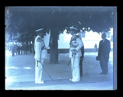 M.S. Regele Carol al II-lea primește onorul militar de la un general
