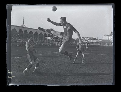 Instantaneu din timpul unui meci de fotbal pe stadionul Venus