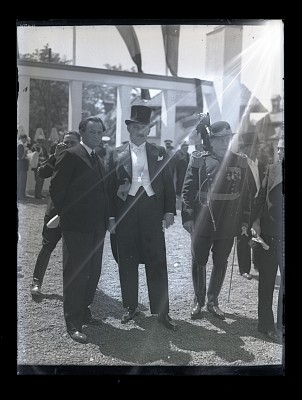 Oficial Guvern alături de un ziarist la o ceremonie