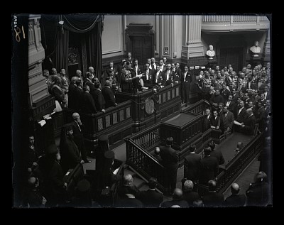 Regele Carol al II-lea susține un discurs în Parlament la deschiderea Sesiunii Parlamentare