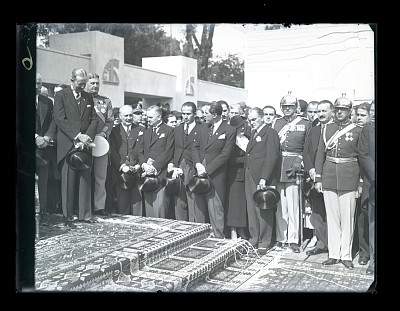 Grup oficialități la un eveniment regal