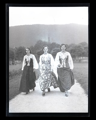 Grup de fete îmbrăcate tradițional