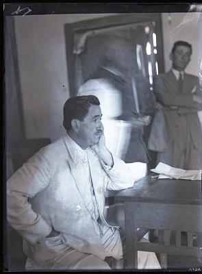 Ion Mihalache meditând