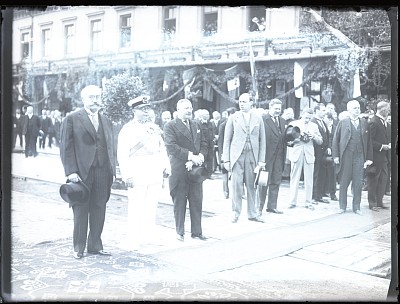 Grup de oficialități la un eveniment
