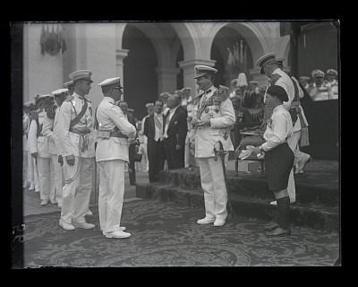 Regele Carol al II-lea alături de Mare Voievod Mihai la o ceremonie militară