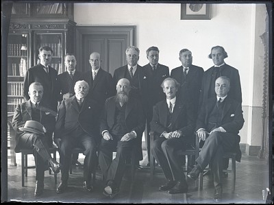 Nicolae Iorga și grup de profesori la o conferință