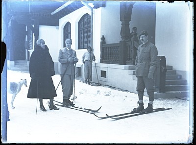 Membri ai familiei regale a României, iarna, la Sinaia