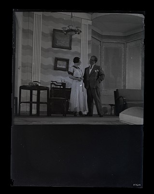 Actorul V. Maximilian pe scenă