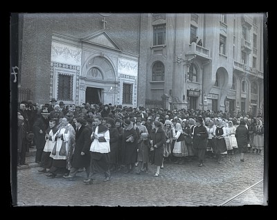 Procesiune religioasă prin fața Bisericii Italiene